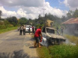 TERBAKAR. Mobil pikap yang terbakar di Desa Salatiga, Minggu (8/7) siang--Polsek Mandor for Rakyat Kalbar