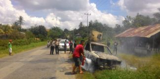 Diduga Korsleting, Mobil Angkutan Terbakar TERBAKAR. Mobil pikap yang terbakar di Desa Salatiga, Minggu (8/7) siang--Polsek Mandor for Rakyat Kalbar