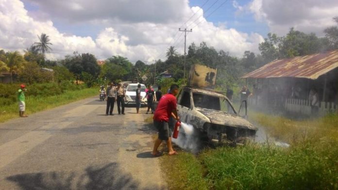 TERBAKAR. Mobil pikap yang terbakar di Desa Salatiga, Minggu (8/7) siang--Polsek Mandor for Rakyat Kalbar