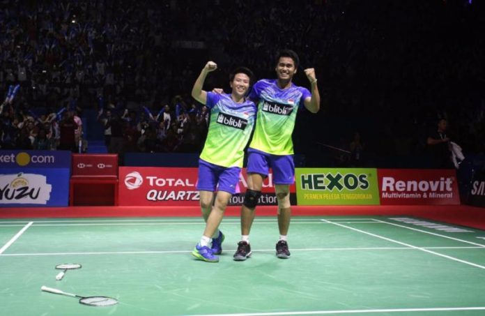 JUARA GANDA CAMPURAN. Ekspresi kemenangan Tontowi Ahmad/Liliyana Nasir setelah mengalahkan pasangan Malaysia, Chan Peng Soon/Goh Liu Ying di final ganda campuran Indonesia Open 2018, di Istora Senayan, Jakarta, Minggu (8/7). Chandra Satwika-Jawa Pos