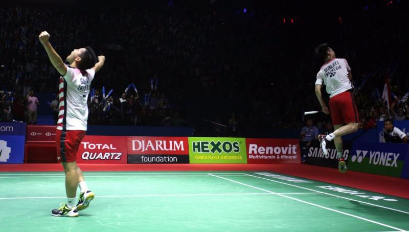 JUARA GANDA PUTRA. Ekspresi kemenangan Marcus Gideon/Kevin Sukamuljo, setelah menundukkan pasangan Jepang, Takuto Inoue/Yuki Kaneko, di final ganda putra Indonesia Open, Senayan, Jakarta, Minggu (8/7). Chandra Satwika-Jawa Pos