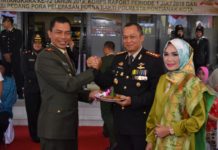 Selamat HUT Bhayangkara SELAMAT. Dandim 1207/BS Pontianak Kolonel Inf. US Manurung memberikan potongan tumpeng kepada Kapolresta Pontianak Kombes Pol Wawan Kristiyanto dalam agenda HUT ke-72 Bhayangkara di Polresta Pontianak, Rabu (11/7) pagi--Humas for RK