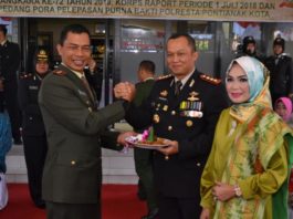 Selamat HUT Bhayangkara SELAMAT. Dandim 1207/BS Pontianak Kolonel Inf. US Manurung memberikan potongan tumpeng kepada Kapolresta Pontianak Kombes Pol Wawan Kristiyanto dalam agenda HUT ke-72 Bhayangkara di Polresta Pontianak, Rabu (11/7) pagi--Humas for RK