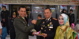 Selamat HUT Bhayangkara SELAMAT. Dandim 1207/BS Pontianak Kolonel Inf. US Manurung memberikan potongan tumpeng kepada Kapolresta Pontianak Kombes Pol Wawan Kristiyanto dalam agenda HUT ke-72 Bhayangkara di Polresta Pontianak, Rabu (11/7) pagi--Humas for RK