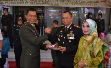 Selamat HUT Bhayangkara SELAMAT. Dandim 1207/BS Pontianak Kolonel Inf. US Manurung memberikan potongan tumpeng kepada Kapolresta Pontianak Kombes Pol Wawan Kristiyanto dalam agenda HUT ke-72 Bhayangkara di Polresta Pontianak, Rabu (11/7) pagi--Humas for RK