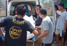 Kim Chan Susul Kematian Sang Ayah dengan Parang EVAKUASI. Jasad korban ketika dievakuasi petugas, Selasa o17/8) siang--Bangun Subekti