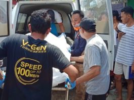 Kim Chan Susul Kematian Sang Ayah dengan Parang EVAKUASI. Jasad korban ketika dievakuasi petugas, Selasa o17/8) siang--Bangun Subekti