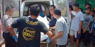 Kim Chan Susul Kematian Sang Ayah dengan Parang EVAKUASI. Jasad korban ketika dievakuasi petugas, Selasa o17/8) siang--Bangun Subekti