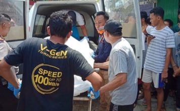 Kim Chan Susul Kematian Sang Ayah dengan Parang EVAKUASI. Jasad korban ketika dievakuasi petugas, Selasa o17/8) siang--Bangun Subekti