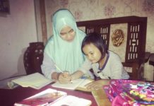 Trik Bunda Annisa Bendung Kekhawatiran Ketika Anak Baru Masuk Sekolah AJARI ANAK. Bunda Annisa tengah mengajar anaknya--Nova Sari/RK