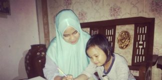 Trik Bunda Annisa Bendung Kekhawatiran Ketika Anak Baru Masuk Sekolah AJARI ANAK. Bunda Annisa tengah mengajar anaknya--Nova Sari/RK
