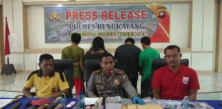 Polres Bengkayang Ungkap Jaringan Narkoba Pontianak KONFERENSI PERS. Kapolres Bengkayang AKBP Permadi didamping pejabat utama Polres menerangkan kronologis pengungkapan empat pelaku narkoba di Mapolres Bengkayang, Jumat (20/7) siang--Kurnadi