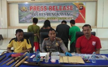 Polres Bengkayang Ungkap Jaringan Narkoba Pontianak KONFERENSI PERS. Kapolres Bengkayang AKBP Permadi didamping pejabat utama Polres menerangkan kronologis pengungkapan empat pelaku narkoba di Mapolres Bengkayang, Jumat (20/7) siang--Kurnadi