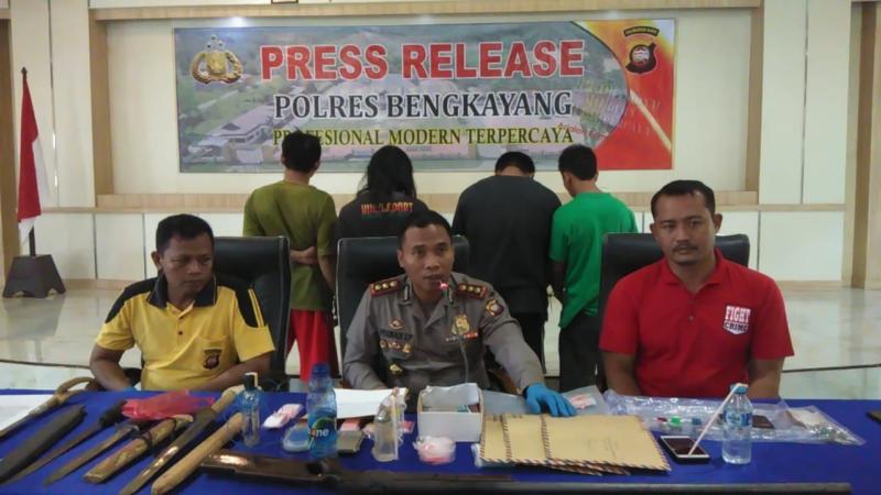 KONFERENSI PERS. Kapolres Bengkayang AKBP Permadi didamping pejabat utama Polres menerangkan kronologis pengungkapan empat pelaku narkoba di Mapolres Bengkayang, Jumat (20/7) siang--Kurnadi