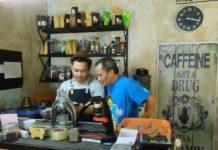 Oleh-oleh Khas KOPI OLEH-OLEH. Bersama Darwis Harahap, penggerak konsep kopi sebagai oleh-oleh khas Deli Serdang. Jto photo