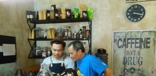 Oleh-oleh Khas KOPI OLEH-OLEH. Bersama Darwis Harahap, penggerak konsep kopi sebagai oleh-oleh khas Deli Serdang. Jto photo
