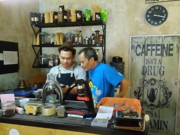 KOPI OLEH-OLEH. Bersama Darwis Harahap, penggerak konsep kopi sebagai oleh-oleh khas Deli Serdang. Jto photo