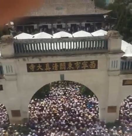 Ma Changqing dengan Ratusan Ribu Pelayat ULAMA BESAR. Ratusan ribu umat Islam mengiring jenazah ulama besar di Tiongkok yang wafat. Warga for Disway