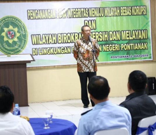 Pontianak Bertekad Bebas Korupsi ZONA INTEGRITAS. Sutarmidji memberikan sambutan pada acara pencanangan zona integritas di Pengadilan Negeri Pontianak, Senin (2/7). Humas Pemkot for RK