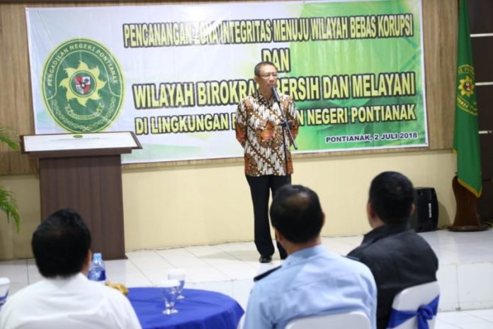 ZONA INTEGRITAS. Sutarmidji memberikan sambutan pada acara pencanangan zona integritas di Pengadilan Negeri Pontianak, Senin (2/7). Humas Pemkot for RK