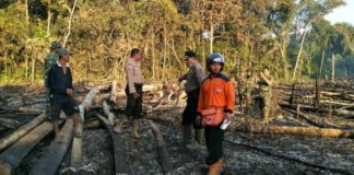 Asap Jangan Ganggu Asean Games HOTSPOT. Tim Karhutla Kabupaten Landak turun di lokasi yang terdapat hotspot, kemarin. BPBD Landak for RK