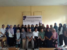 PELATIAN IT. Para guru biologi SMA di Singkawang foto bersama usai pelatihan pembuatan soal berbasis IT untuk meningkatkan kualitas pembelajaran di Singkawang—Panitia for RK