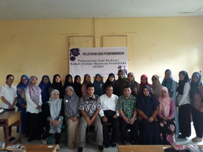 PELATIAN IT. Para guru biologi SMA di Singkawang foto bersama usai pelatihan pembuatan soal berbasis IT untuk meningkatkan kualitas pembelajaran di Singkawang—Panitia for RK