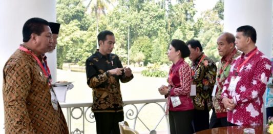 Bertemu Presiden, Tjhai Chui Mie Mohon Dukungan Pembangunan Bandara MOHON DUKUNGAN. Wali Kota Singkawang, Tjhai Chui Mie tengah berbincang dengan Presiden Joko Widodo di Istana Bogor, Jawa Barat, Senin (23/7) lalu—Humas for RK