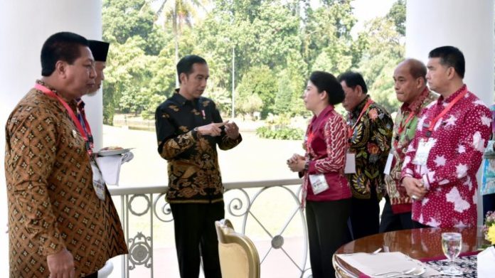 MOHON DUKUNGAN. Wali Kota Singkawang, Tjhai Chui Mie tengah berbincang dengan Presiden Joko Widodo di Istana Bogor, Jawa Barat, Senin (23/7) lalu—Humas for RK