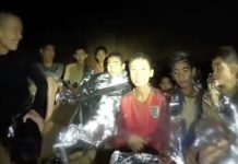 Tim Celeng Happy Ending SELAMAT. Salah seorang dari 12 anak yang terperangkap di gua memakai kaos Timnas Inggris. Diabadikan oleh salah seorang penyelamat. AsiaPac