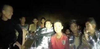 Tim Celeng Happy Ending SELAMAT. Salah seorang dari 12 anak yang terperangkap di gua memakai kaos Timnas Inggris. Diabadikan oleh salah seorang penyelamat. AsiaPac