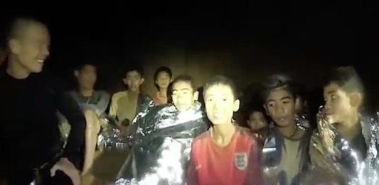 Tim Celeng Happy Ending SELAMAT. Salah seorang dari 12 anak yang terperangkap di gua memakai kaos Timnas Inggris. Diabadikan oleh salah seorang penyelamat. AsiaPac
