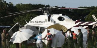 Tim yang Sama untuk Gua yang Sama HELIKOPTER EVAKUASI. Petugas penyelamat ke tandu dekat helikopter polisi di bandara militer di Chiang Rai. AFP