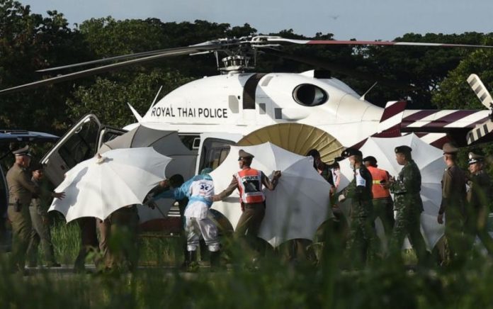 HELIKOPTER EVAKUASI. Petugas penyelamat ke tandu dekat helikopter polisi di bandara militer di Chiang Rai. AFP