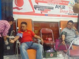 Kasi Pidum Kejari Sanggau, Adityo Utomo (kiri) ikut mendonorkan darahnya pada acara donor darah yang digelar Kejaksaan Negeri Sanggau, Jumat (20/7)—Kiram Akbar