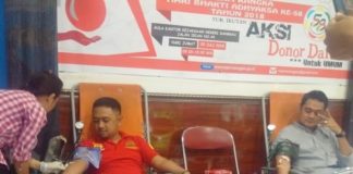 Kemarin Donor Darah, Hari Ini Jalan Sehat Kasi Pidum Kejari Sanggau, Adityo Utomo (kiri) ikut mendonorkan darahnya pada acara donor darah yang digelar Kejaksaan Negeri Sanggau, Jumat (20/7)—Kiram Akbar