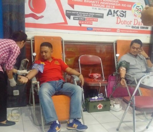 Kemarin Donor Darah, Hari Ini Jalan Sehat Kasi Pidum Kejari Sanggau, Adityo Utomo (kiri) ikut mendonorkan darahnya pada acara donor darah yang digelar Kejaksaan Negeri Sanggau, Jumat (20/7)—Kiram Akbar