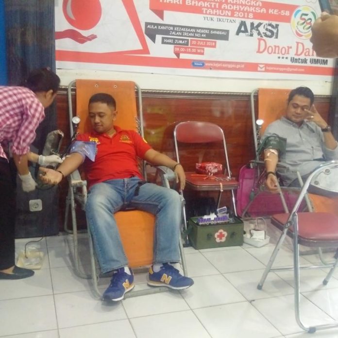 Kasi Pidum Kejari Sanggau, Adityo Utomo (kiri) ikut mendonorkan darahnya pada acara donor darah yang digelar Kejaksaan Negeri Sanggau, Jumat (20/7)—Kiram Akbar