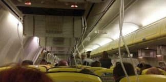 Dua Pesawat Dua Kejadian MASKER OKSIGEN BERGELANTUNGAN. Suasana di kabin Ryan Air dari Dublin menuju Kroasia saat turunnya tekanan udara dalam kabin. Facebook Miomir Todorovic