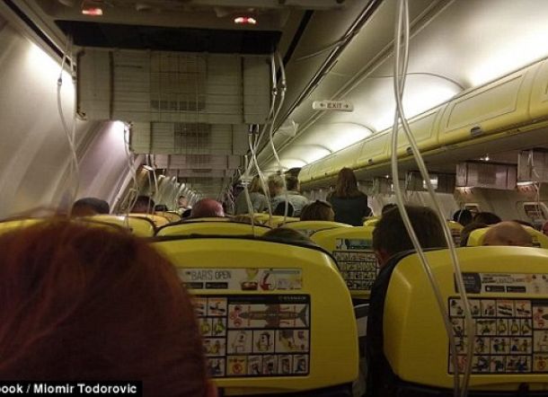 MASKER OKSIGEN BERGELANTUNGAN. Suasana di kabin Ryan Air dari Dublin menuju Kroasia saat turunnya tekanan udara dalam kabin. Facebook Miomir Todorovic