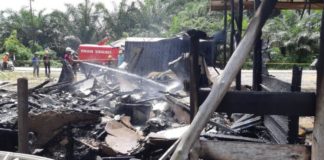Alex Ngaku Rugi Rp350 Juta PEMADAMAN. Petugas dan warga berjibaku memadamkan api yang membakar rumah dan bengkel milik Alex di Belitang Hilir, Senin (2/7)--Polsek Belitang Hilir for Rakyat Kalbar