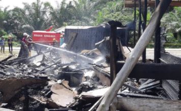 Alex Ngaku Rugi Rp350 Juta PEMADAMAN. Petugas dan warga berjibaku memadamkan api yang membakar rumah dan bengkel milik Alex di Belitang Hilir, Senin (2/7)--Polsek Belitang Hilir for Rakyat Kalbar