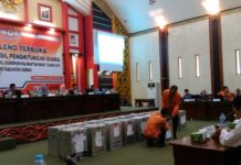 Sutamidji-Ria Norsan Raih Suara Terbanyak REKAPITULASI. Rapat Pleno Terbuka Rekapitulasi Hasil Perhitungan Suara Pemilihan Gubernur dan Wakil Gubernur Kalimantan Barat Tahun 2018, Kamis (5/7) di Ruang Sidang Utama DPRD Sambas. Sairi/Rakyat Kalbar