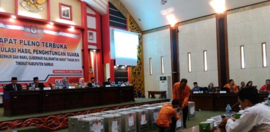 Sutamidji-Ria Norsan Raih Suara Terbanyak REKAPITULASI. Rapat Pleno Terbuka Rekapitulasi Hasil Perhitungan Suara Pemilihan Gubernur dan Wakil Gubernur Kalimantan Barat Tahun 2018, Kamis (5/7) di Ruang Sidang Utama DPRD Sambas. Sairi/Rakyat Kalbar