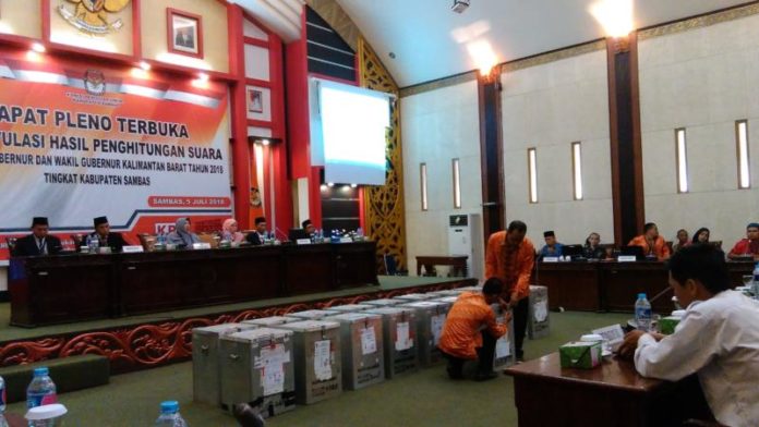 REKAPITULASI. Rapat Pleno Terbuka Rekapitulasi Hasil Perhitungan Suara Pemilihan Gubernur dan Wakil Gubernur Kalimantan Barat Tahun 2018, Kamis (5/7) di Ruang Sidang Utama DPRD Sambas. Sairi/Rakyat Kalbar