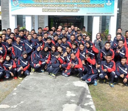 127 Pelajar Mempawah Berlaga di Popda Kalbar LEPAS ATLET. Bupati Mempawah, Ria Norsan melepas atlet Kabupaten Mempawah di Kantor Disdikporapar Mempawah, Senin (16/7) pagi. Mereka akan berlaga dalam Popda Kalimantan Barat Tahun 2018 di Kota Pontianak. Ari Sandy