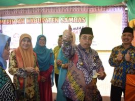 MAKAN JERUK. Pj Gubernur Kalbar, Doddy Riyadmadji dan Bupati Mempawah, Ria Norsan menikmati Jeruk Sambas saat berkunjung ke Stand Pameran Kabupaten Sambas pada acara Musabaqah Tilawatil Quran XXVII Kalbar Tahun 2018 di Kabupaten Mempawah. Zulpian Humas Setda Sambas for Rakyat Kalbar