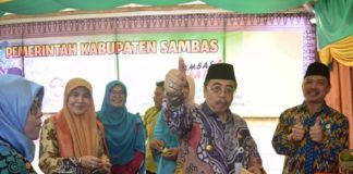 Promosi Jeruk Sambas di MTQ Kalbar MAKAN JERUK. Pj Gubernur Kalbar, Doddy Riyadmadji dan Bupati Mempawah, Ria Norsan menikmati Jeruk Sambas saat berkunjung ke Stand Pameran Kabupaten Sambas pada acara Musabaqah Tilawatil Quran XXVII Kalbar Tahun 2018 di Kabupaten Mempawah. Zulpian Humas Setda Sambas for Rakyat Kalbar