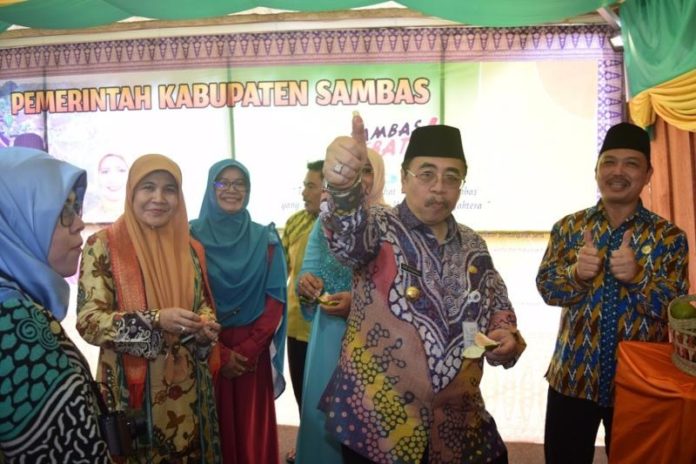 MAKAN JERUK. Pj Gubernur Kalbar, Doddy Riyadmadji dan Bupati Mempawah, Ria Norsan menikmati Jeruk Sambas saat berkunjung ke Stand Pameran Kabupaten Sambas pada acara Musabaqah Tilawatil Quran XXVII Kalbar Tahun 2018 di Kabupaten Mempawah. Zulpian Humas Setda Sambas for Rakyat Kalbar