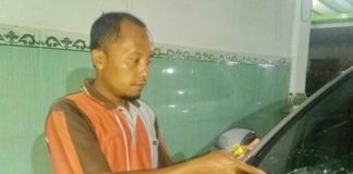 Semobil dengan Istri dan Anak, Batu Hantam Kaca Depan RUSAK: Mohammad Johan menunjukkan batu yang masih berada di kaca depan mobil miliknya Senin malam (2/7). (MOHAMMAD JOHAN FOT Radar Madura/JawaPos.com)